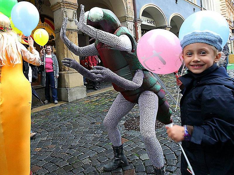 Herci libereckého Naivního divadla zahájili průvodem v kostýmech a rozdáváním programů mezinárodní festival MATEŘINKA 09. 20. ročník festivalu profesionálních loutkových divadel s inscenacemi pro děti předškolního věku.