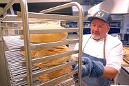 Šéfkuchař školní jídelny ZŠ Šumava peče chleba.