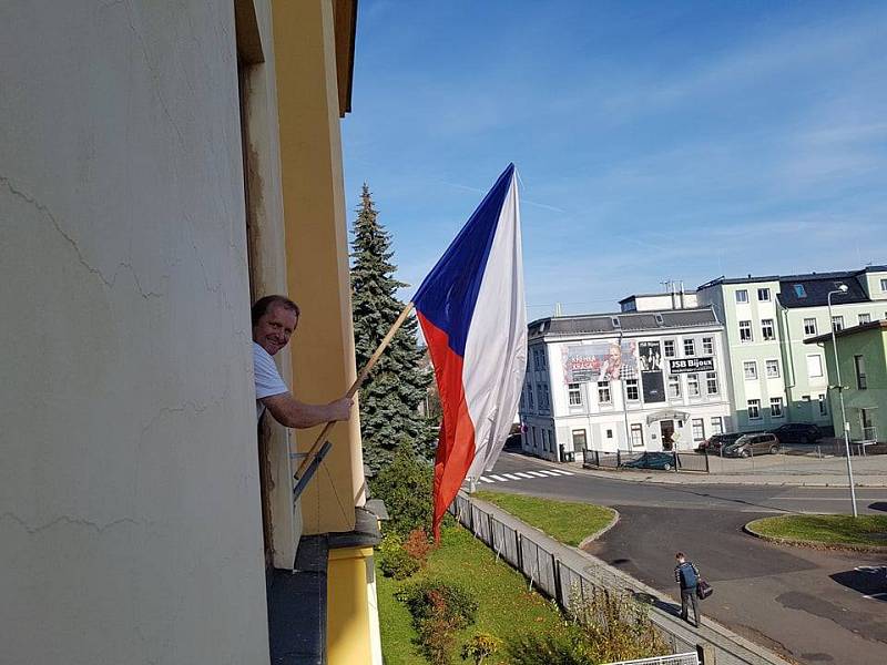 Příprava volební místnosti v Gymnáziu U Balvanu, Jablonec nad Nisou.