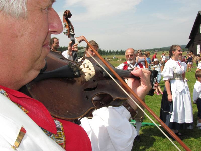 Po svátku Anny se pravidelně v nejvýše položené osadě republiky na Jizerce koná Anenská sklářká slavnost. Zábava a soutěže, pohádky, muzika a regionální produkty. Akci záhajuje zakladatel osady podnikatel a sklář F. A. Riedel s chotí.