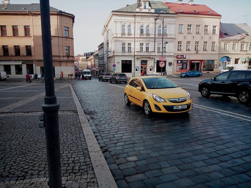 Provoz na silnici protínající historické centrum Turnova přes náměstí Českého ráje.