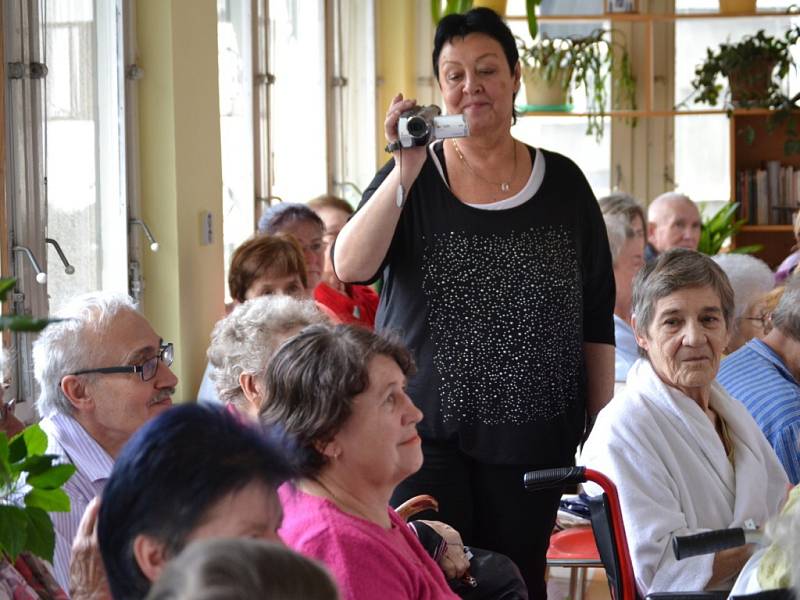 Další výstava Pomáhejme uměním na Oddělení následné péče v Krajské nemocnici Liberec. Třetí výstava léčivých obrazů Mileny Ebergényi přenesla „na křídla andělů“.  