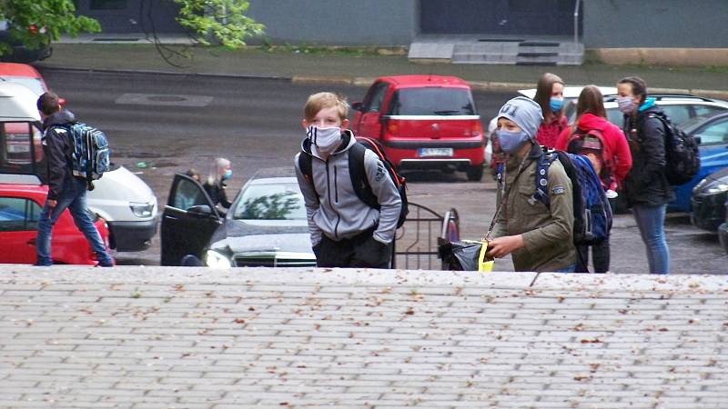 Po více než dvou měsících vyrazily do škol i děti na Jablonecku. Takto znovu nastupovaly do Základní školy Liberecká v Jablonci.