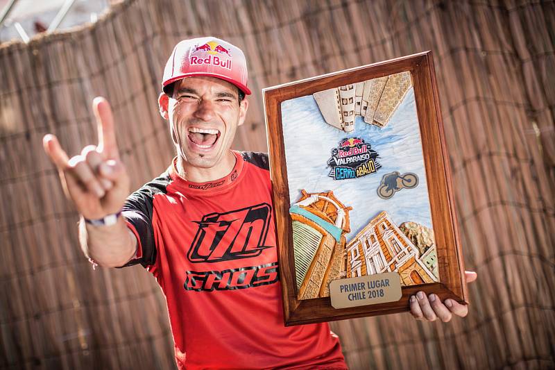 Po skvělé jízdě se třicetiletý Tomáš Slavík z České republiky zapsal do historie a obhájil  vítězství na Red Bull Valparaiso Cerro Abajo 2018.