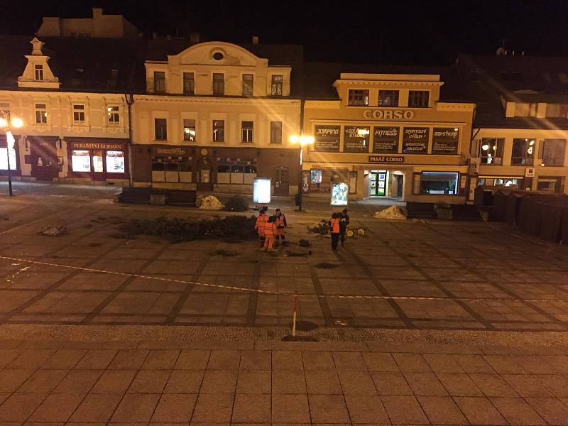 Kvůli nakloněnému kmenu vánoční jedle na Mírovém náměstí se vedení radnice rozhodlo o odstranění stromu kvůli bezpečnosti. Ráno zde začínají Vánoční trhy.