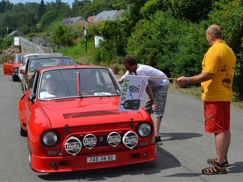 Veteránem za Krtečkem do Jizerských hor 2015. Hvězdicový závod odstartoval v Jiřetíně pod Bukovou a během čtyřicetikilometrové cesty plnili řidiči i řadu úkolů. 