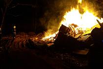 Plameny zachvátily místo u lesa ve Zlaté Olešnici. Hořel tam odpad