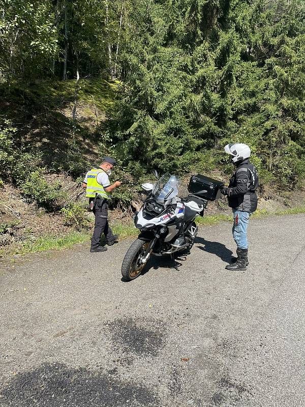 Policisté si posvítili na motorkáře. U Železného Brodu napočítali 19 přestupků