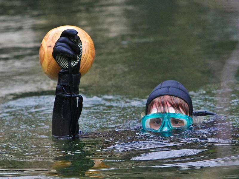 Sedm potápěčů se ponořilo do ledové vody zatopeného lomu Jesenný pro vajíčko.