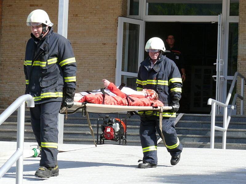 Dvanáct zraněných a osm zavalených žáků deváté třídy. S takovými následky simulovaného výbuchu v učebně chemie se museli při čtvrtečním taktickém cvičení  poprat složky Integrovaného záchranného systému Libereckého kraje. 