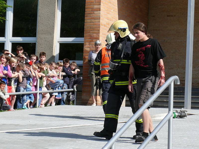 Dvanáct zraněných a osm zavalených žáků deváté třídy. S takovými následky simulovaného výbuchu v učebně chemie se museli při čtvrtečním taktickém cvičení  poprat složky Integrovaného záchranného systému Libereckého kraje. 