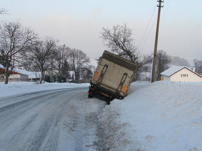 V pondělí odpoledne těsně před obcí Držkov na Jablonecku sjel ze silnice kamión.