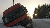 V pondělí odpoledne těsně před obcí Držkov na Jablonecku sjel ze silnice kamión.