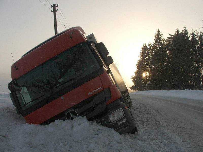 V pondělí odpoledne těsně před obcí Držkov na Jablonecku sjel ze silnice kamión.