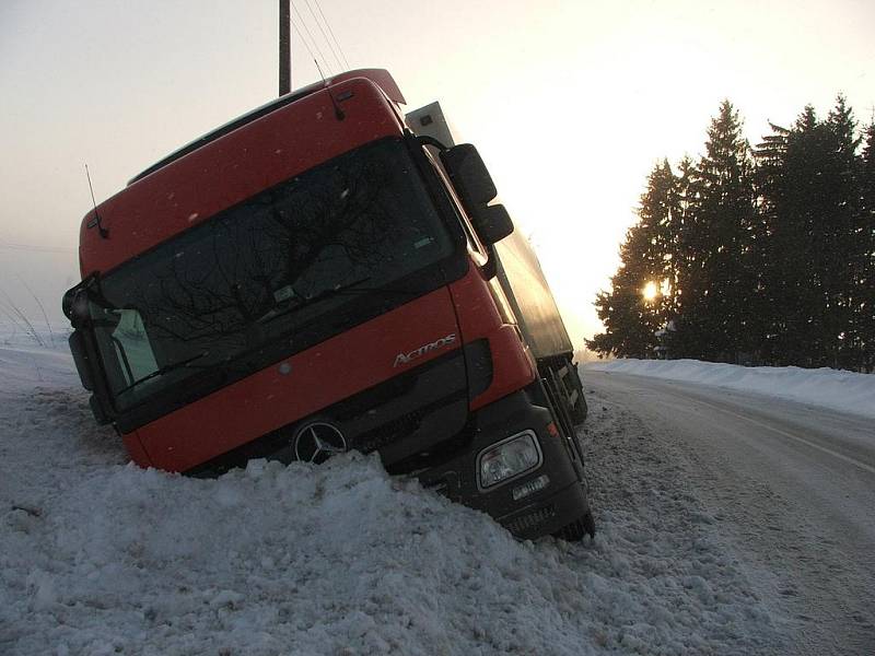 V pondělí odpoledne těsně před obcí Držkov na Jablonecku sjel ze silnice kamión.