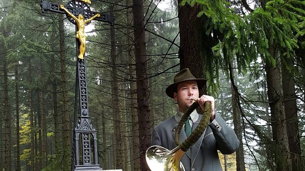 Gahlerův kříž byl součástí lesní cesty Bedřichovská už v roce 1843. V minulosti jej však stavebníci při rozšiřování lesní komunikace odstranili. Dnes opět stojí na místě a v pátek jej kaplan Petr Šabaka znovu vysvětil.