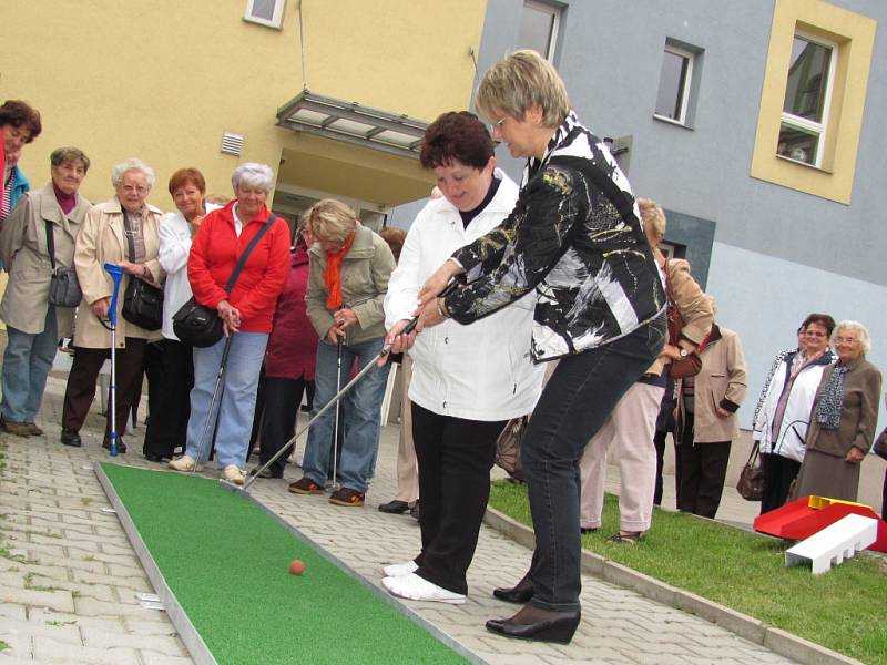 Senioři na zahradu Spolkového domu dostali minigolf.