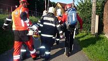  U železniční trati mezi Tanvaldem a Smržovkou na Jablonecku lidé našli v sobotu odpoledne těžce zraněnou ženu. Přiletěl pro ní vrtulník.