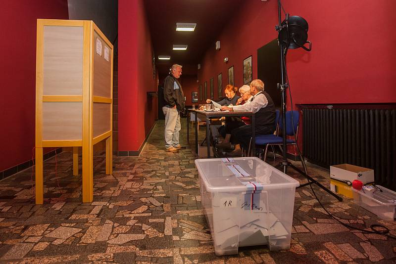 Druhý den referenda o výstavbě nového koupaliště v Jilemnici probíhal zároveň s volbami do Poslanecké sněmovny Parlamentu České republiky. Referendum musela vypsat radnice poté, co obdržela petici, kterou podepsalo více než tisíc obyvatel města. Původní k