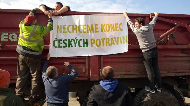 FOTO, VIDEO: Zemědělci projeli Jabloncem, lidé jejich protest chápali