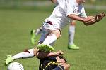 Předposlední zápas turnaje. Mladší skupina – (bílý) Hradec Králové vs (zelená) Příbram. 