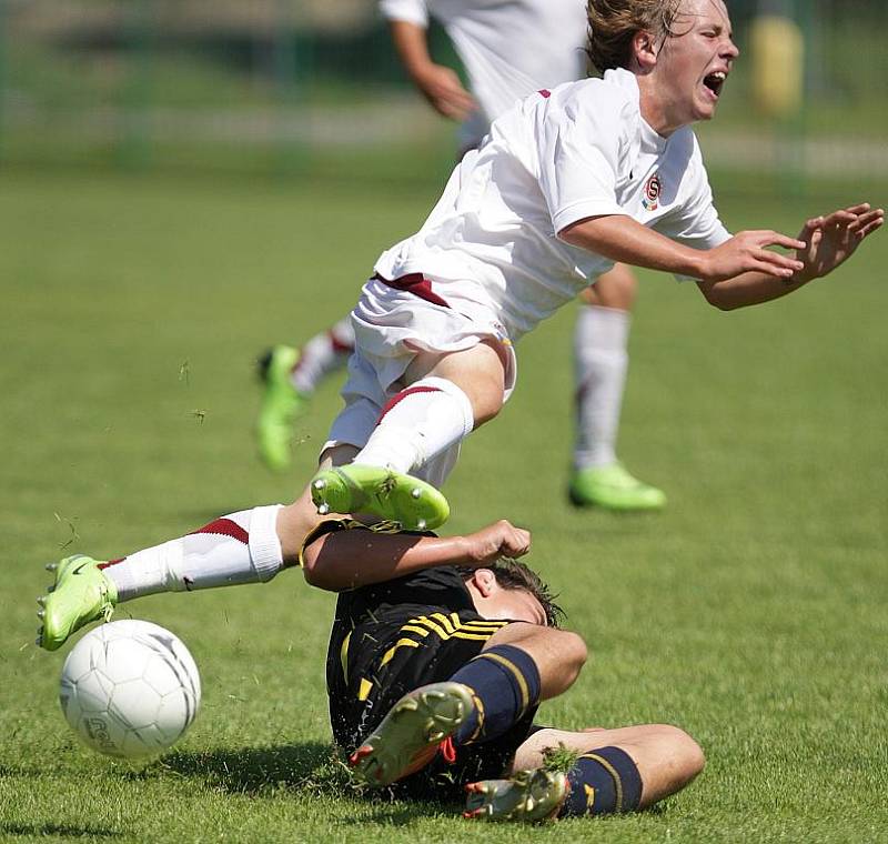 Předposlední zápas turnaje. Mladší skupina – (bílý) Hradec Králové vs (zelená) Příbram. 