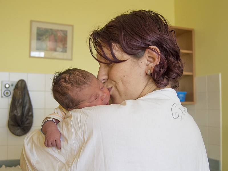 ELENA JEŽKOVÁ se narodila ve středu 5. dubna mamince Martině Kiefer ze Semil. Měřila 50 cm a vážila 3,27 kg.