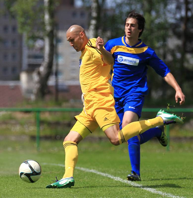 Fotbalisté Mšena sestřelili Holici (v modrém) přídělem 8:0.