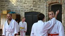 Dva věhlasní zahraniční mistři bojového umění, aikido a taichi, vedou sportovní kemp v nejvýše položené osadě Jizerských hor na Jizerce.