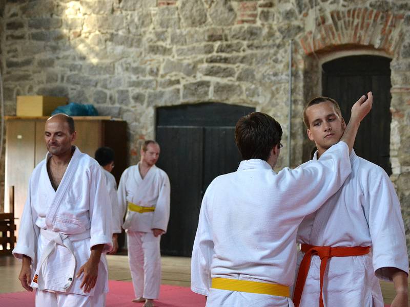 Dva věhlasní zahraniční mistři bojového umění, aikido a taichi, vedou sportovní kemp v nejvýše položené osadě Jizerských hor na Jizerce.