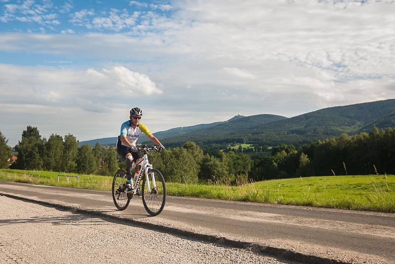 Pátý ročník nejdelšího cyklistického podniku v Česku, Metrostav Handy Cyklo Maraton, pokračoval 4. srpna. Pětidenního maratonu se účastní 42 čtyř nebo osmi členných týmů, které musí zdolat v limitu 111 hodin trasu o délce zhruba 2222 kilometrů.