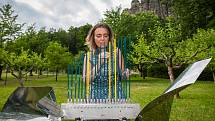 Lenka Morávková předvádí 26. června na Malé Skále hru na skleněný nástroj Bohemian Cristal Instrument. Bohemian Cristal Instrument je unikátní kus, jediný svého druhu na světě. Jedná se o après Baschet sochu, kterou konstruktéři a zvukoví experimentátoři 