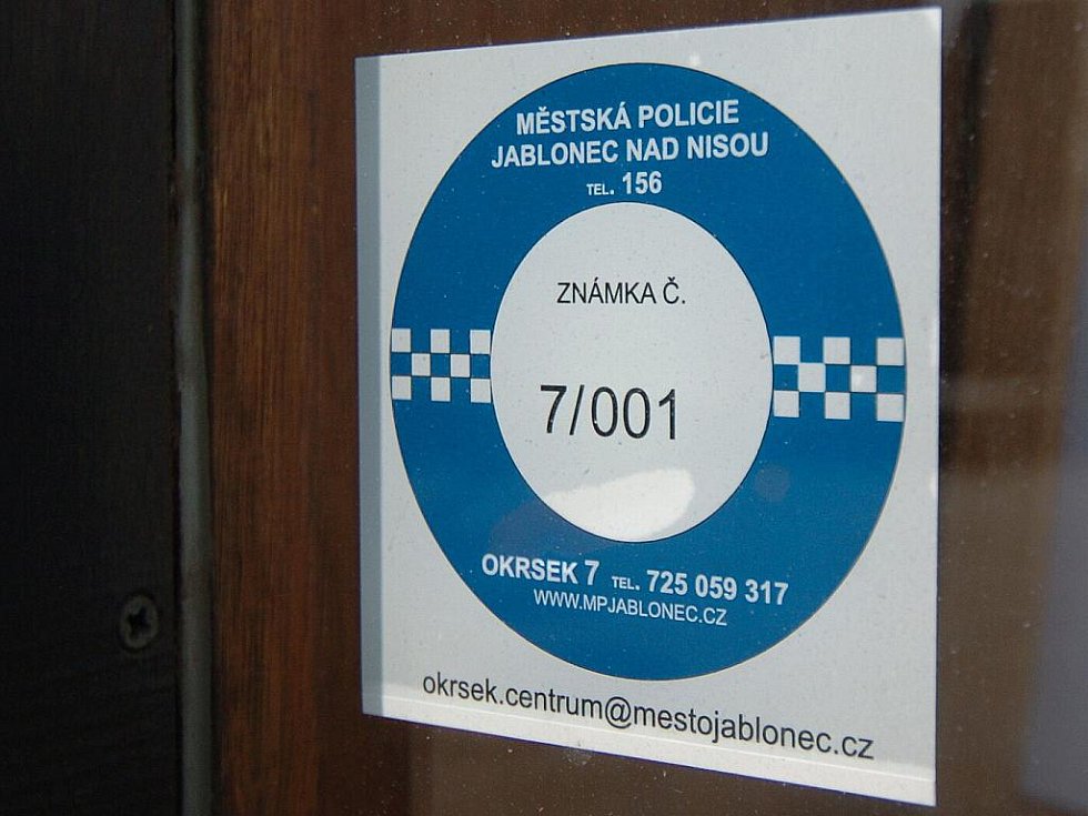 Liberecký deník | Nálepky Městské policie Jablonec mají zjednodušit  dohledání majitelů objektů, když je potřeba jejich přivolání. Například při  vloupání nebo požáru. | fotogalerie