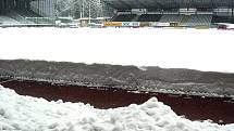 Páteční odpolední situace. Kalamitní stav na Jablonecku. Fotbalový stadion - ten je s vyhřívaným trávníkem. 