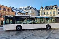 Před jabloneckou radnicí se představily nové autobusy pro MHD, Mercedes-Benz Conecto a Rošero s hybridním pohonem