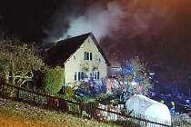 V Horní Branné hořel rodinný dům, oheň zachvátil podkroví