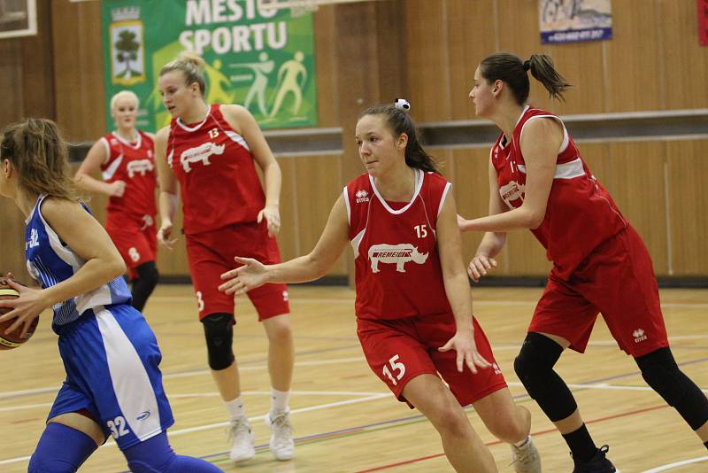 Ženy, basketbalistky TJ Bižuterie sice poslední zápas v letošním roce doma prohrály, ale jinak se drží na sedmém místě tabulky a to je v silné konkurenci úspěch.