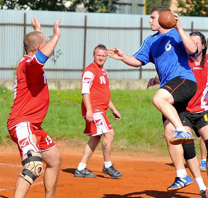 Házenkáři Jablonce (v modrém) porazili v prvním kole poháru Českou Lípu rozdílem deseti bodů.