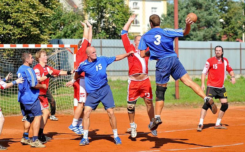 Házenkáři Jablonce (v modrém) porazili v prvním kole poháru Českou Lípu rozdílem deseti bodů.