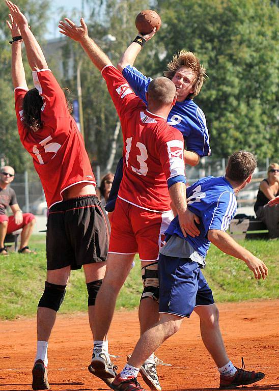 Házenkáři Jablonce (v modrém) porazili v prvním kole poháru Českou Lípu rozdílem deseti bodů.