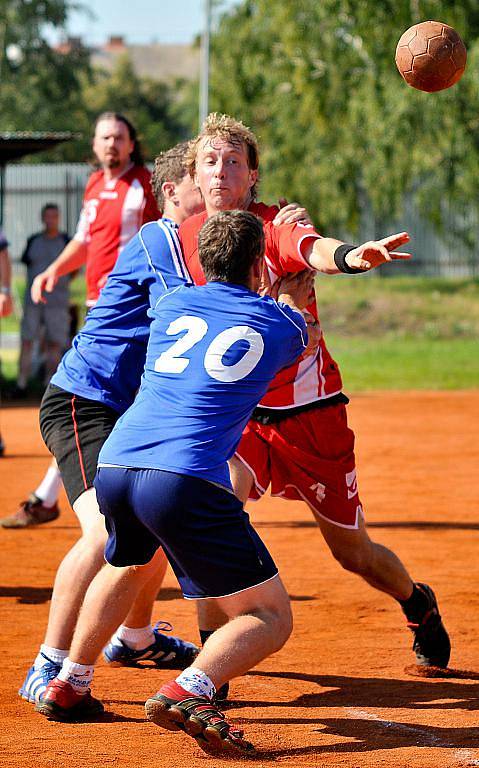 Házenkáři Jablonce (v modrém) porazili v prvním kole poháru Českou Lípu rozdílem deseti bodů.