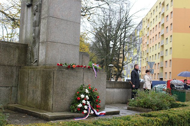 Slavnostní připomenutí 99. výročí vzniku samostatného československého státu se za účasti představitelů města, zástupců městské i státní policie, hasičů, červeného kříže i veřejnosti konalo v pátek 27. října u Památníku obětem 1. světové války v Tyršově p