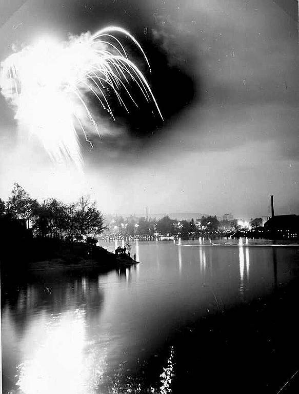 Rok 1968 na Jablonecku. Jarní ohňostroj nad jabloneckou přehradou Mšeno.