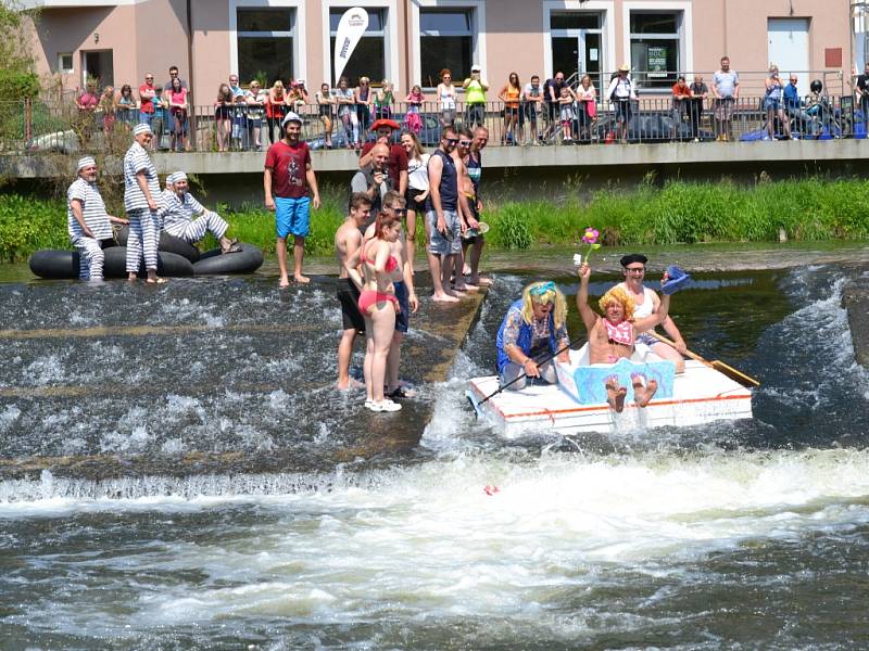 Tradiční neckyáda na Jizeře v areálu Žlutých lázní vyvrcholila sjezdem splavu.