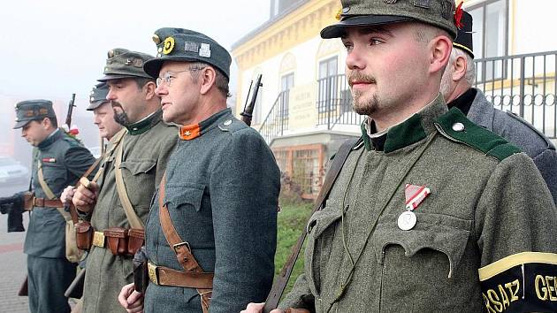 K provizornímu pomníku z „papundeklu“ položili v sobotu ve Smržovce věnec na počest bojovníků za svobodné Československo členové klubu vojenské historie. 