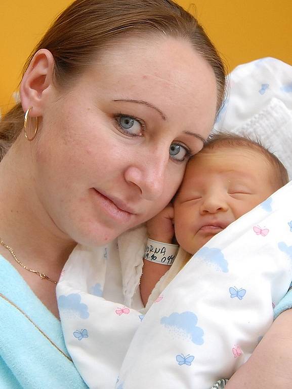 Mamince Oleně Hornové z Alšovic se 29. října v jablonecké porodnici narodil Petr Horna. Měřil 49 cm a vážil 3 kg. Blahopřejeme.