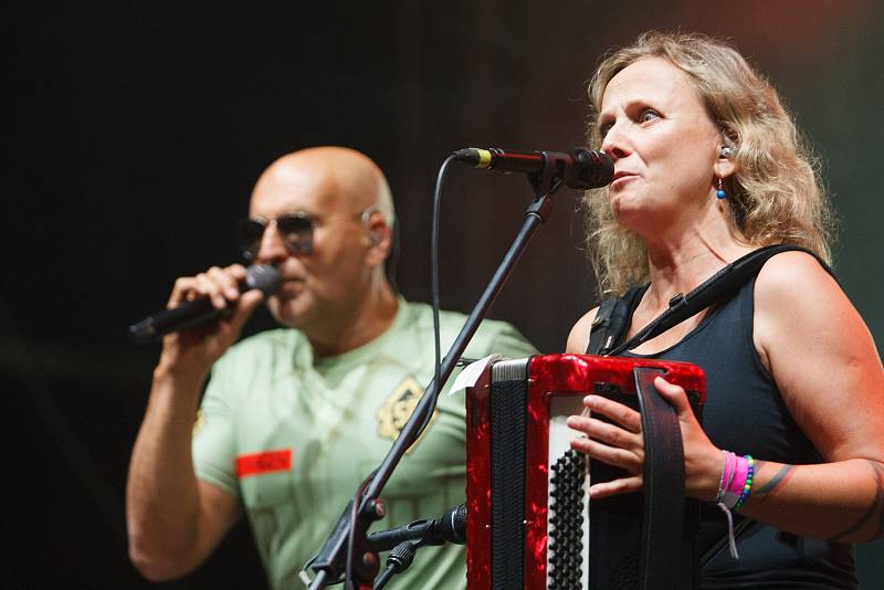 Festival Keltská Noc! 2019 pod skokanskými můstky v Harrachově. Koncert kapely Tři sestry. Na snímku Supice (Veronika Borovková) a Lou Fanánek Hagen