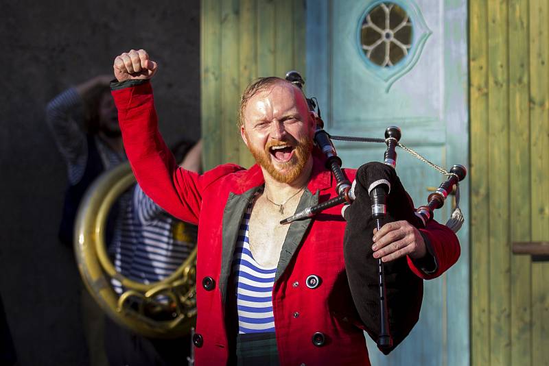 Muzejní noc u domu Scheybalových v Jablonci nad Nisou nabídl pestrý program. Cirkus Nostalgie ale i Cirkcafé bavili všechny přítomné vtipnými scénkami i schopností improvizace.