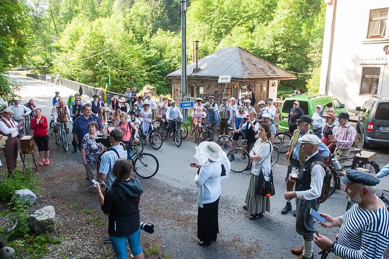 Dvanáctý ročník Spanilé jízdy Cyklostezkou Járy Cimrmana odstartoval 11. června na mostě přes Kamenici v Návarově.