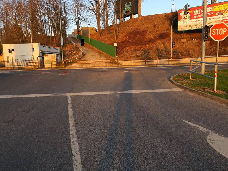 Řidič v Jablonci nedal přednost cyklistovi. Střetu už nešlo zabránit.